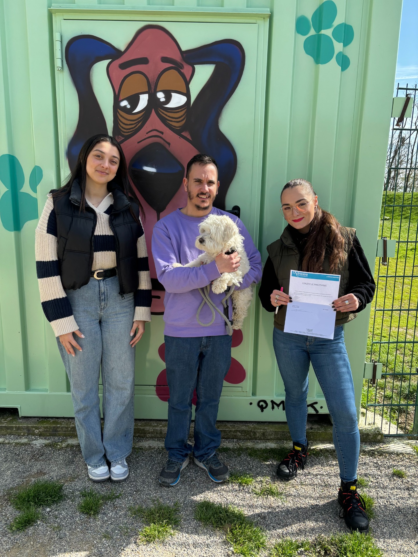 Jérémy Billaut le directeur de la SPA avec le chien Paco et entouré de Léa et Lina de l'agence immobilière l'Adresse.